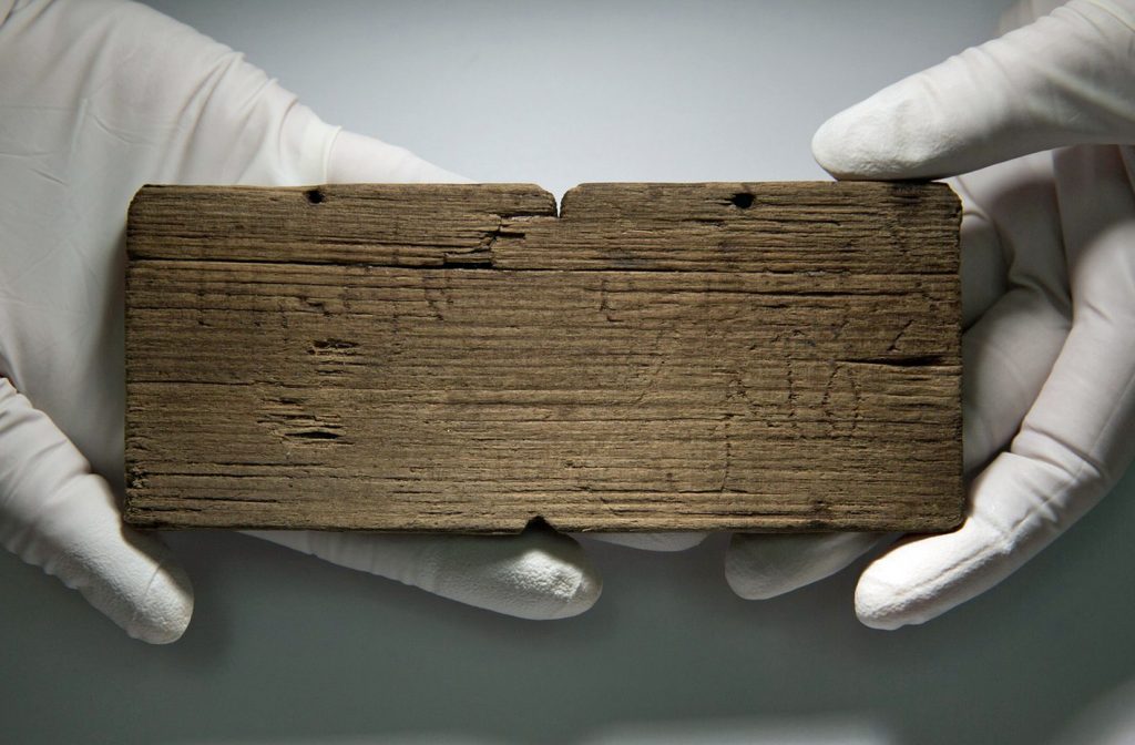 The 'Tertius Braciarius' tablet from AD 80-90/95. The inscription left in the wood actually says TııRTIO BRACIA RIO, since in Roman handwriting an E was represented by two vertical (or slightly angled) strokes.