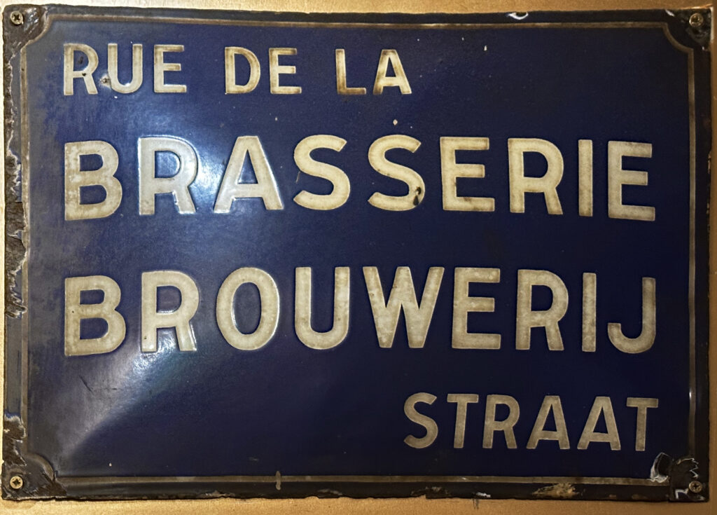 Street sign saying Brewery Street in French and Dutch