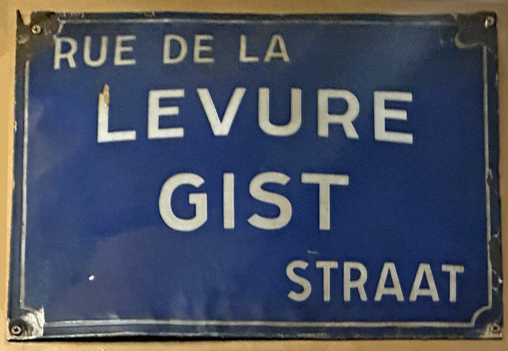 Street sign saying Yeast Street in French and Dutch